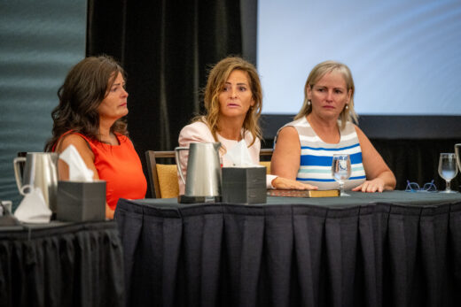 Commission des pertes massives – Lisa Banfield, témoin (au centre), accompagnée de ses deux sœurs – juillet 2022