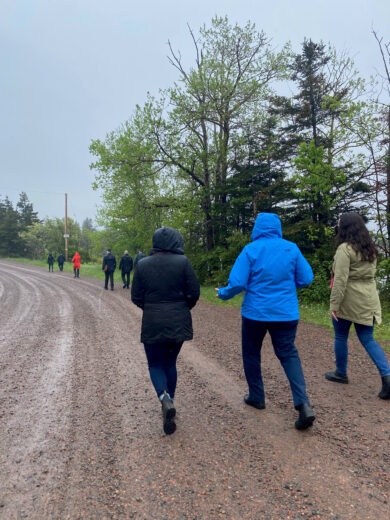 Des membres de l’équipe de la Commission des pertes massives marchent dans les rues de Portapique, le 4 juin 2021.