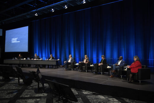 Panel sur la vie en Nouvelle-Écosse rurale (de gauche à droite : la commissaire Stanton, le commissaire MacDonald, la commissaire Fitch, le chef Sidney Peters, Mary Teed, la révérende Nicole Uzans, Ernest Asante Korankye Ph. D., et Alana Hirtle) - Fév2022